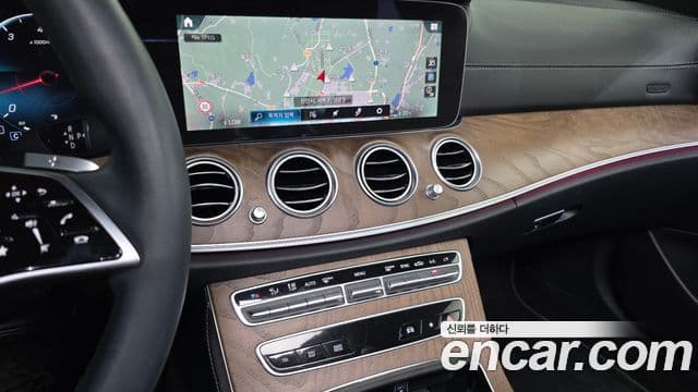 Mercedes-Benz E-Class 2022 — Photo 4/31