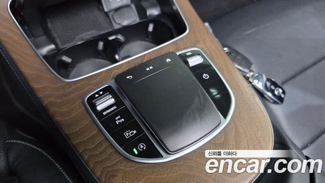 Mercedes-Benz E-Class 2022 — Photo 5/31