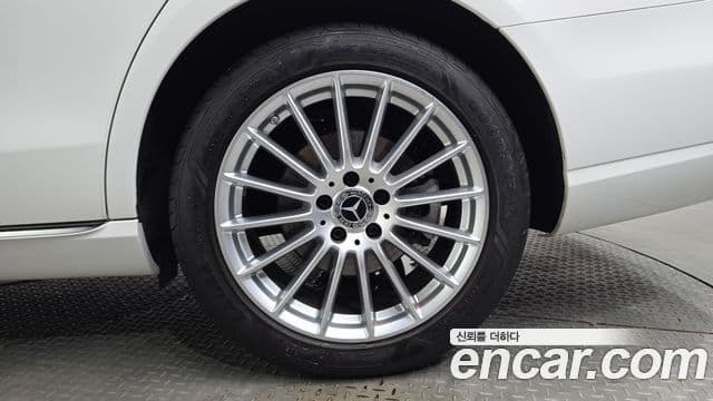 Mercedes-Benz E-Class 2022 — Photo 24/31