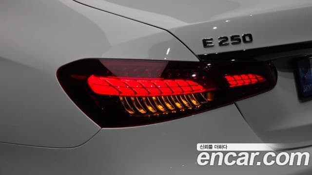 Mercedes-Benz E-Class 2022 — Photo 22/31