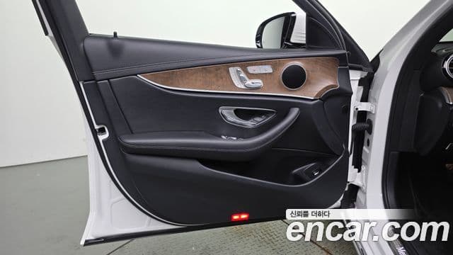 Mercedes-Benz E-Class 2022 — Photo 13/31