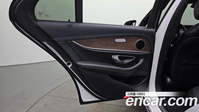 Mercedes-Benz E-Class 2022 — Photo 26/31
