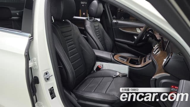 Mercedes-Benz E-Class 2022 — Photo 17/31