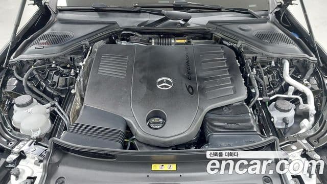 Mercedes-Benz E-Class 2025 — Photo 8/17