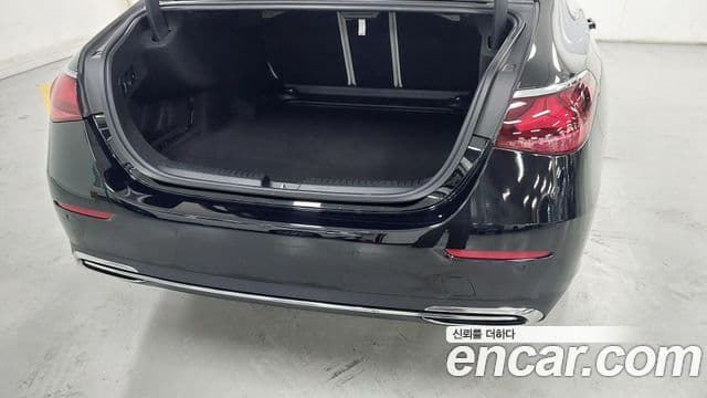 Mercedes-Benz E-Class 2025 — Photo 6/17