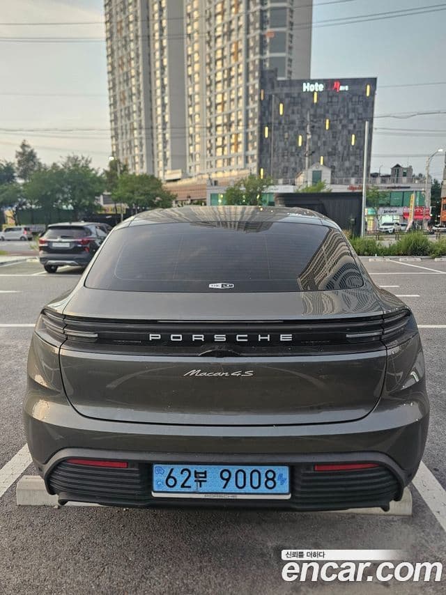 Porsche Macan EV 2025 — ფოტო 8/13