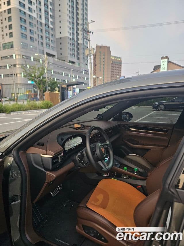 Porsche Macan EV 2025 — ფოტო 6/13