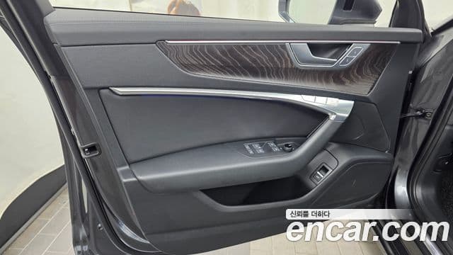 Audi A6 2022 — ფოტო 29/32