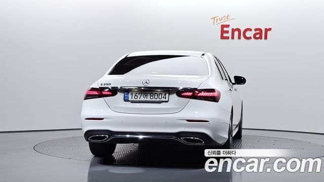 Mercedes-Benz E-Class 2022 — Photo 1/20