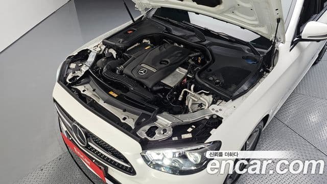 Mercedes-Benz E-Class 2022 — Photo 11/20