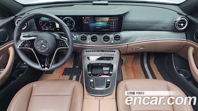 Mercedes-Benz E-Class 2022 — Photo 12/20