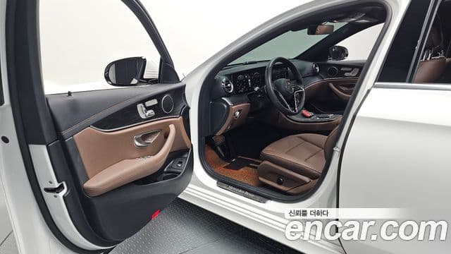 Mercedes-Benz E-Class 2022 — Photo 16/20