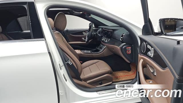 Mercedes-Benz E-Class 2022 — Photo 2/20