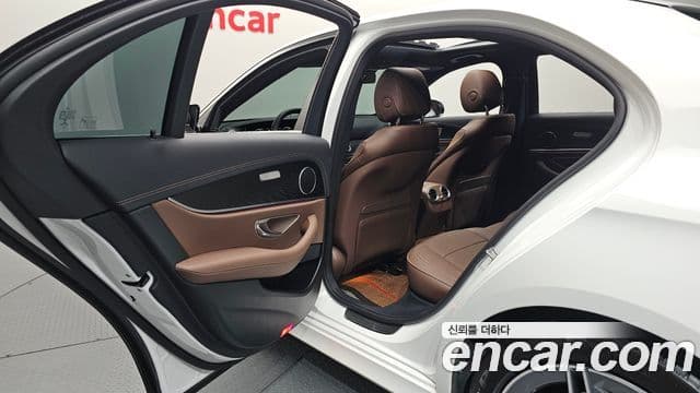 Mercedes-Benz E-Class 2022 — Photo 3/20