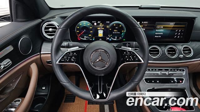 Mercedes-Benz E-Class 2022 — Photo 8/20