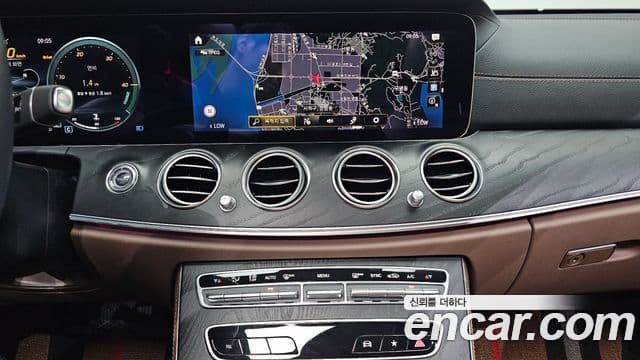 Mercedes-Benz E-Class 2022 — Photo 13/20