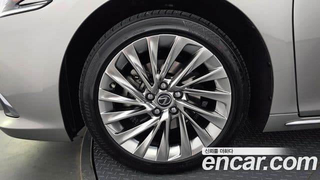 Lexus ES300h 2025 — Photo 1/20