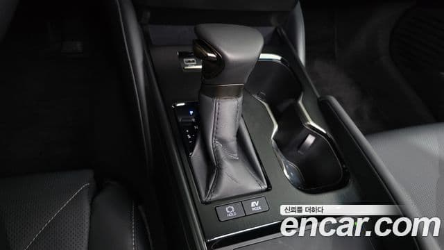 Lexus ES300h 2025 — Photo 18/20