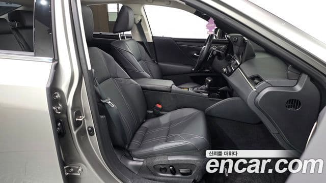 Lexus ES300h 2025 — Photo 14/20