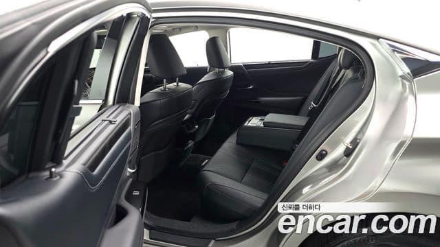 Lexus ES300h 2025 — Photo 5/20