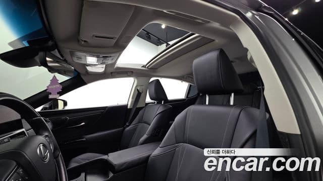Lexus ES300h 2025 — Photo 16/20