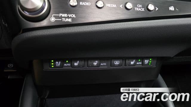 Lexus ES300h 2025 — Photo 2/20