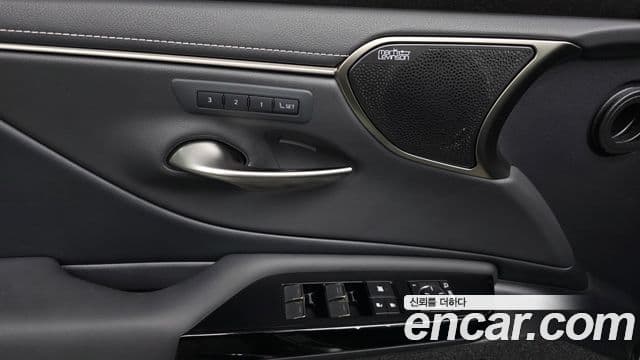 Lexus ES300h 2025 — Photo 11/20