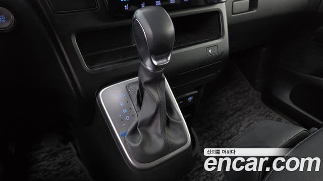 Hyundai Staria 2025 — Photo 9/30