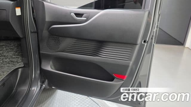 Hyundai Staria 2025 — Photo 7/30