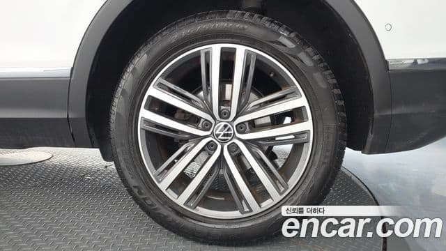 Volkswagen Tiguan 2023 — Photo 34/37