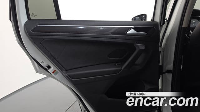 Volkswagen Tiguan 2023 — Photo 18/37