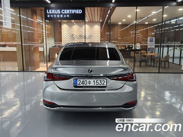 Lexus ES300h 2024 — Şəkil 7/19