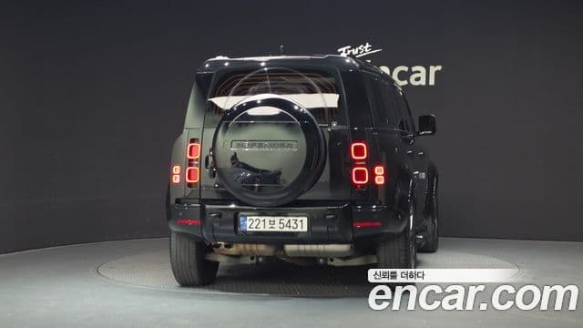 Land Rover Defender 2025 — Photo 24/33