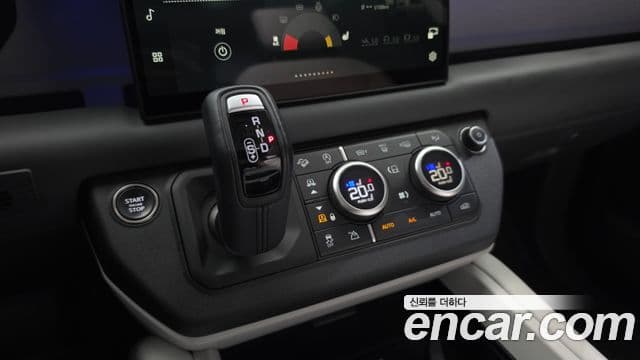 Land Rover Defender 2025 — Photo 29/33