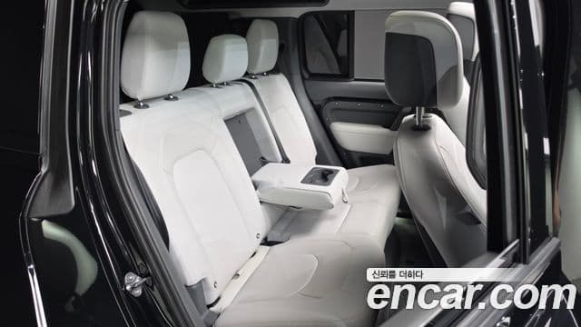 Land Rover Defender 2025 — Photo 16/33