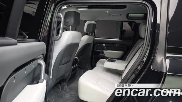 Land Rover Defender 2025 — Photo 25/33