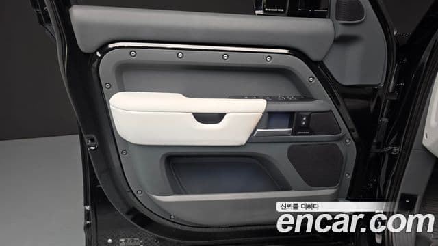 Land Rover Defender 2025 — Photo 27/33