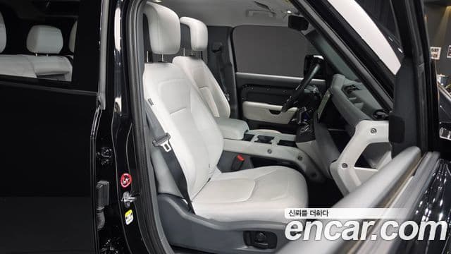 Land Rover Defender 2025 — Photo 23/33