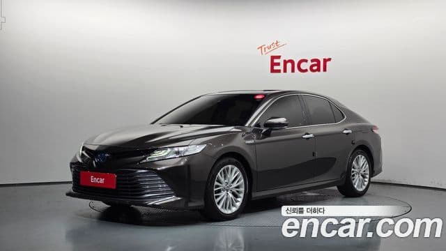 Toyota Camry 2018 — ფოტო 11/20
