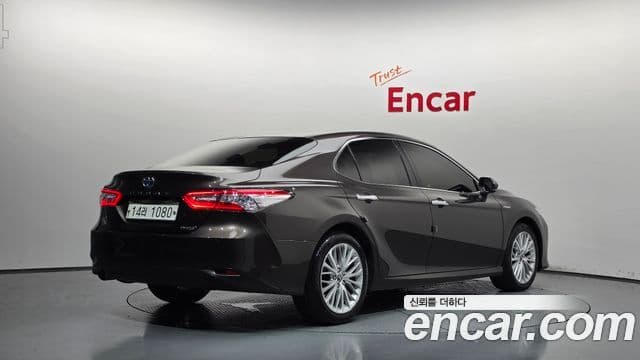 Toyota Camry 2018 — ფოტო 18/20
