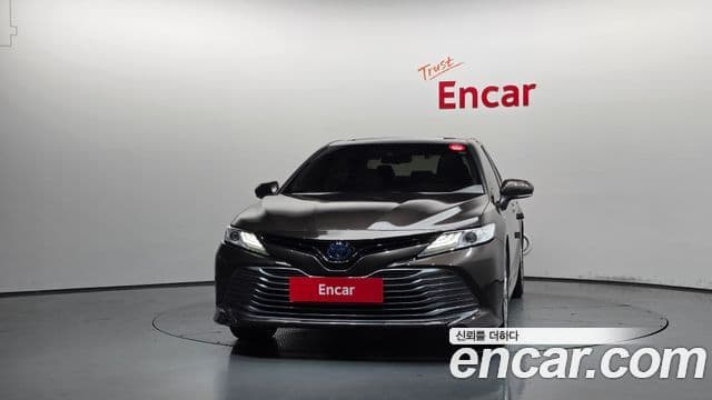 Toyota Camry 2018 — ფოტო 1/20