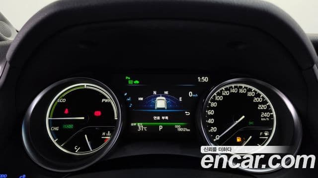 Toyota Camry 2018 — ფოტო 19/20