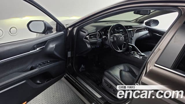 Toyota Camry 2018 — ფოტო 8/20