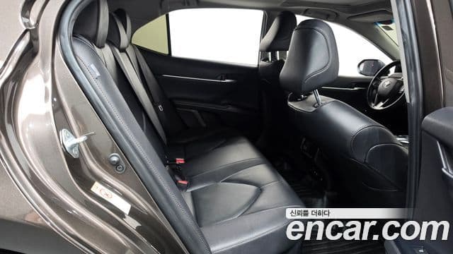Toyota Camry 2018 — ფოტო 13/20