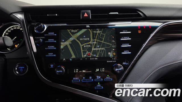 Toyota Camry 2018 — ფოტო 16/20