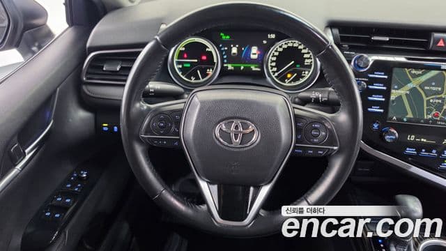 Toyota Camry 2018 — ფოტო 14/20