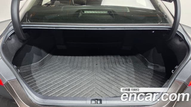 Toyota Camry 2018 — ფოტო 10/20