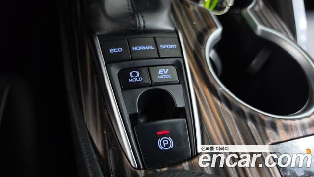 Toyota Camry 2018 — ფოტო 2/20