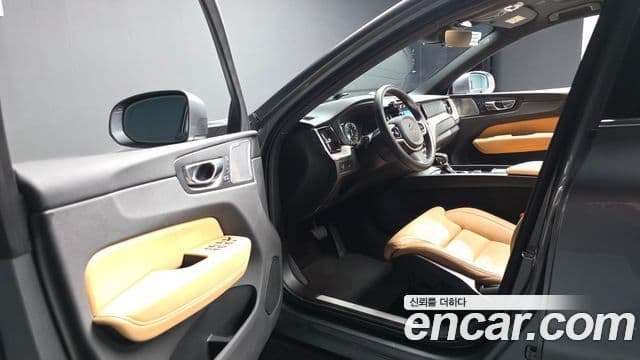Volvo XC60 2020 — Фото 10/20