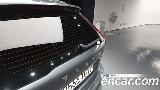 Volvo XC60 2020 — Şəkil 31/36